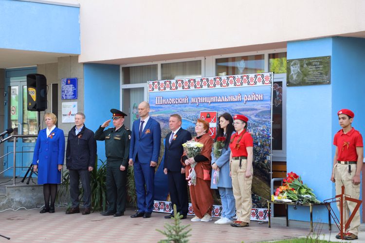 Погибшему в ходе СВО офицеру свердловского ОМОН Росгвардии открыли мемориальную доску в Рязанской области