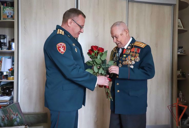 Росгвардейцы поздравили с Днем Победы ветерана Великой Отечественной войны Германа Грибакина