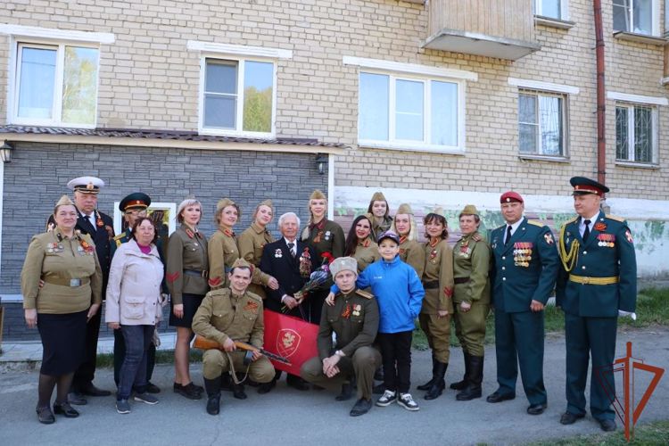 Патриотическую акцию «Парад у дома ветерана» поддерживают росгвардейцы на Урале