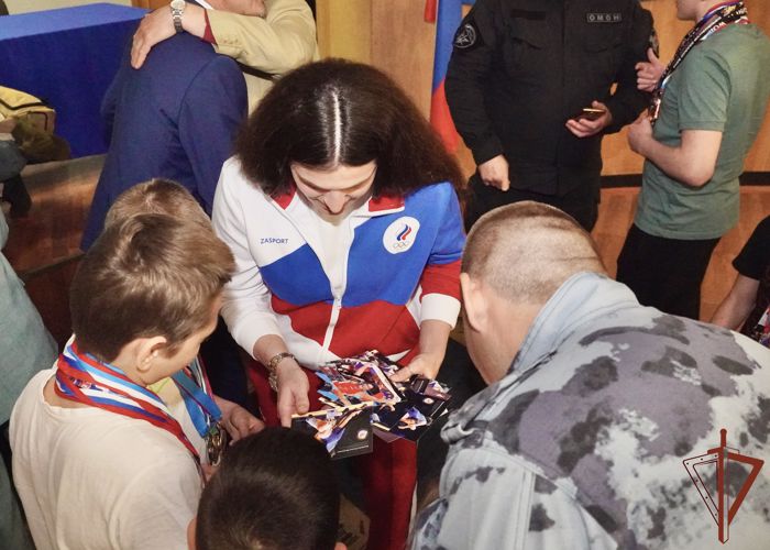 Олимпийская чемпионка Наталья Воробьева провела акцию для юных спортсменов из семей росгвардейцев