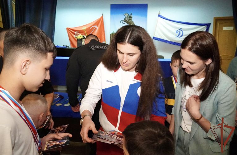 Олимпийская чемпионка Наталья Воробьева провела акцию для юных спортсменов из семей росгвардейцев