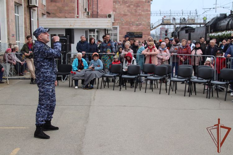 Сотрудники Росгвардии выступили на концерте в Перми по случаю прибытия ретропоезда «Эшелон Победы-2023»