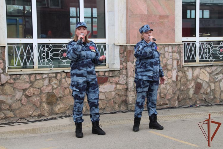 Сотрудники Росгвардии выступили на концерте в Перми по случаю прибытия ретропоезда «Эшелон Победы-2023»
