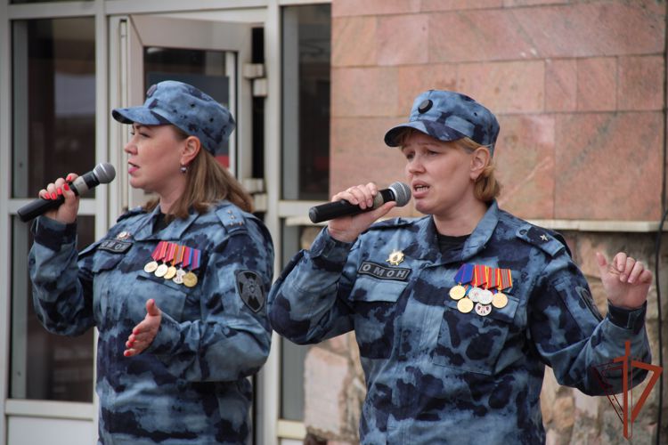 Сотрудники Росгвардии выступили на концерте в Перми по случаю прибытия ретропоезда «Эшелон Победы-2023»