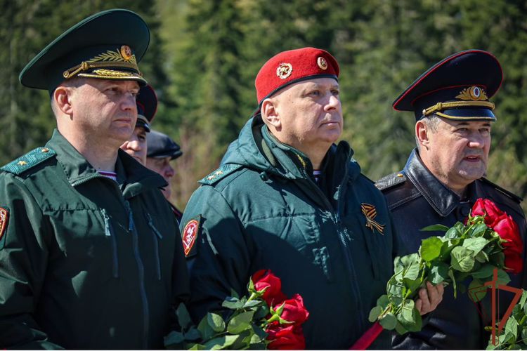 Росгвардейцы возложили венки к монументу «Мать-Родина» в Санкт-Петербурге