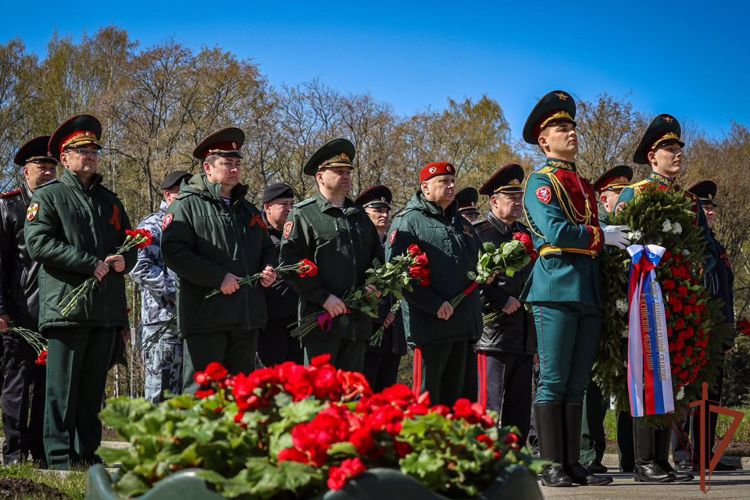 Росгвардейцы возложили венки к монументу «Мать-Родина» в Санкт-Петербурге