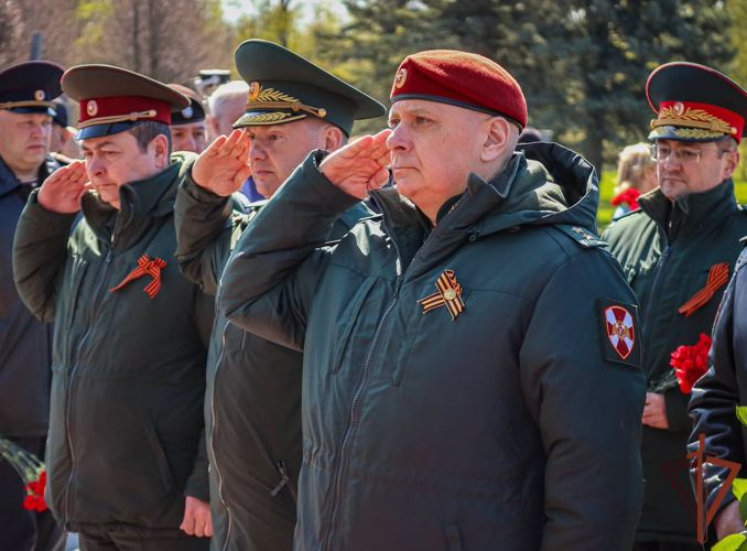 Росгвардейцы возложили венки к монументу «Мать-Родина» в Санкт-Петербурге