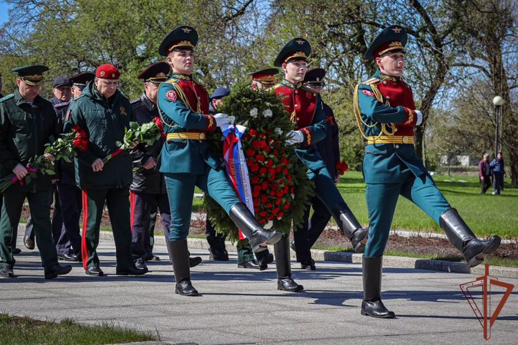 Росгвардейцы возложили венки к монументу «Мать-Родина» в Санкт-Петербурге