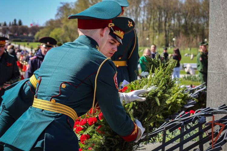 Росгвардейцы возложили венки к монументу «Мать-Родина» в Санкт-Петербурге