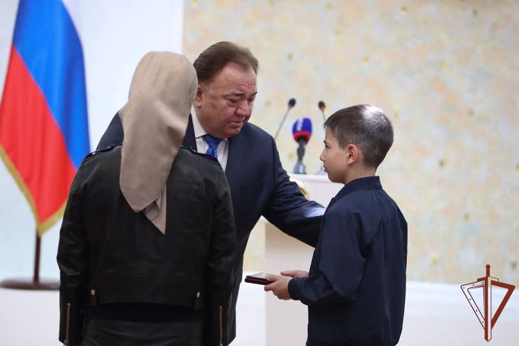 Семьям погибших при исполнении воинского долга росгвардейцев передали государственные награды в Ингушетии