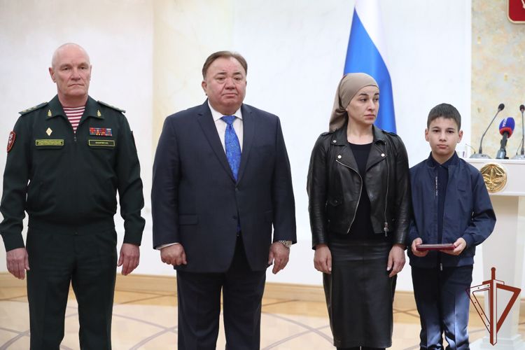 Семьям погибших при исполнении воинского долга росгвардейцев передали государственные награды в Ингушетии
