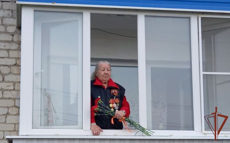 Росгвардейцы Уральского округа поздравили ветеранов Великой Отечественной войны с Днём Победы