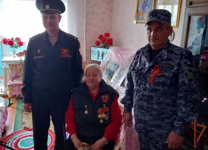 Росгвардейцы Уральского округа поздравили ветеранов Великой Отечественной войны с Днём Победы