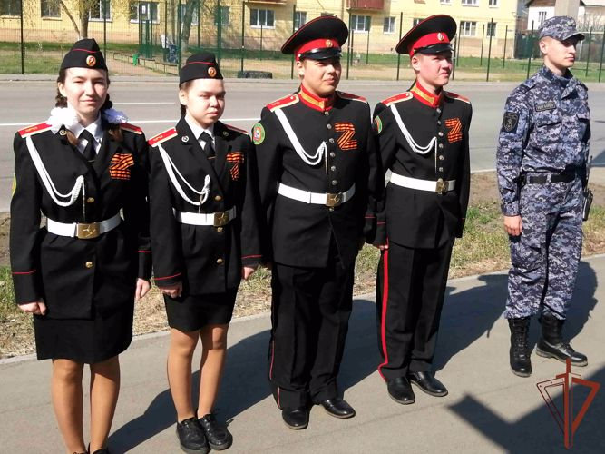 Ветеранов Великой Отечественной войны на Урале росгвардейцы поздравили персональными парадами (видео)
