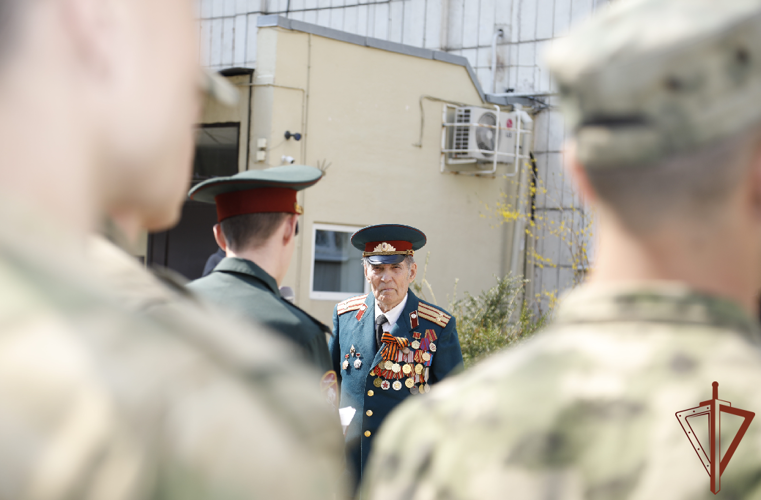 Росгвардейцы Восточного округа провели акцию «Парад у дома ветерана»