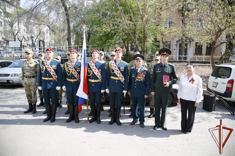 Росгвардейцы Восточного округа провели акцию «Парад у дома ветерана»