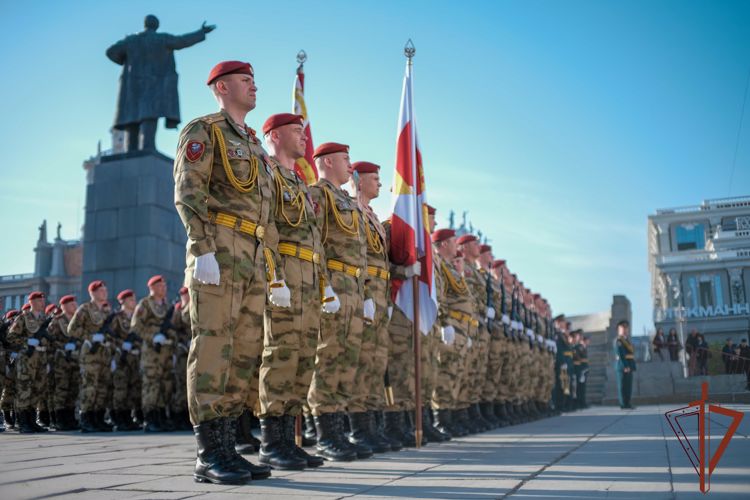В Уральском округе Росгвардии награждены участники парадного расчета (видео)