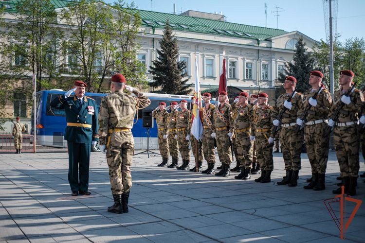 В Уральском округе Росгвардии награждены участники парадного расчета (видео)