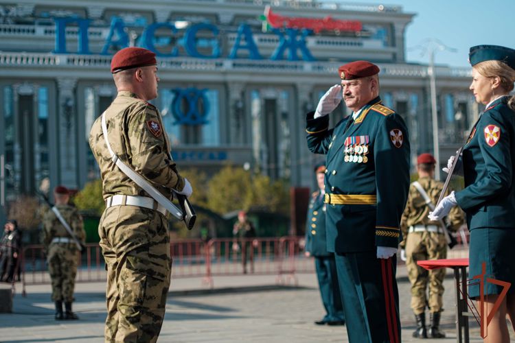 В Уральском округе Росгвардии награждены участники парадного расчета (видео)