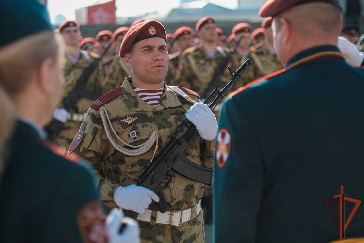 В Уральском округе Росгвардии награждены участники парадного расчета (видео)