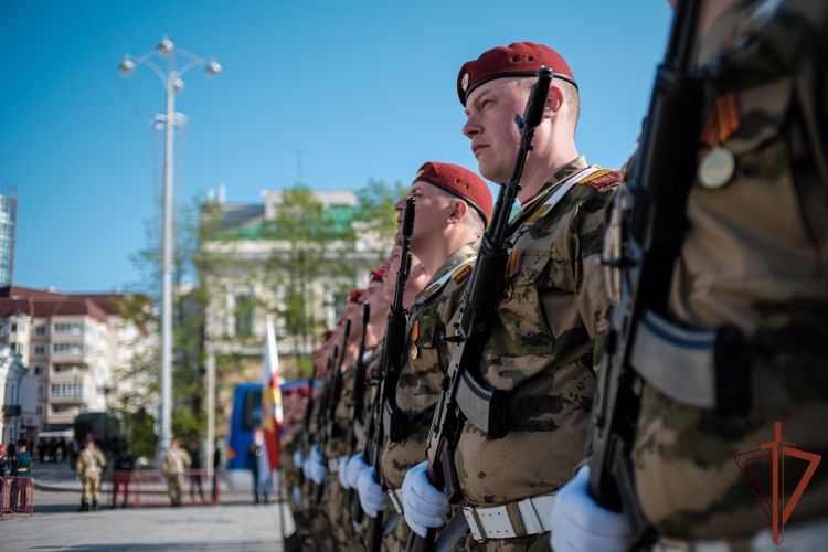 В Уральском округе Росгвардии награждены участники парадного расчета (видео)