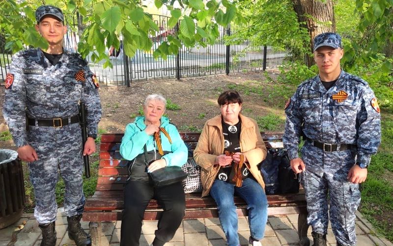 Росгвардейцы провели акцию «Георгиевская ленточка» в городах-героях Волгограде и Севастополе