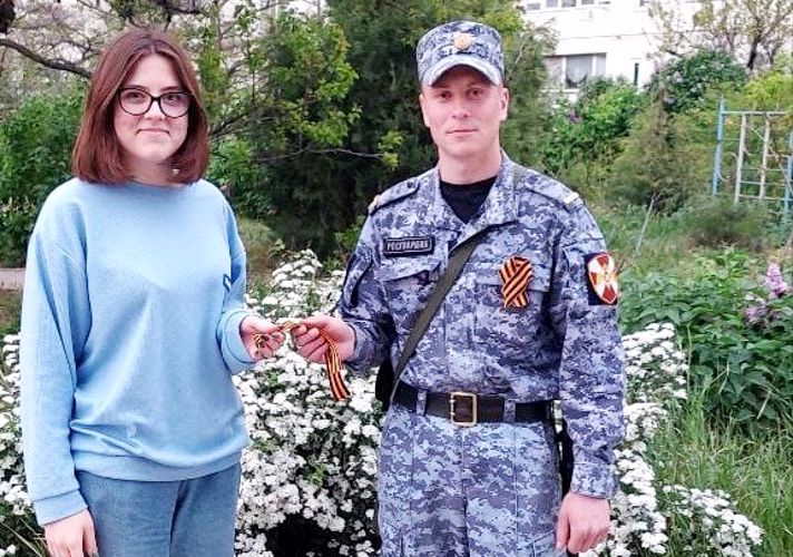 Росгвардейцы провели акцию «Георгиевская ленточка» в городах-героях Волгограде и Севастополе