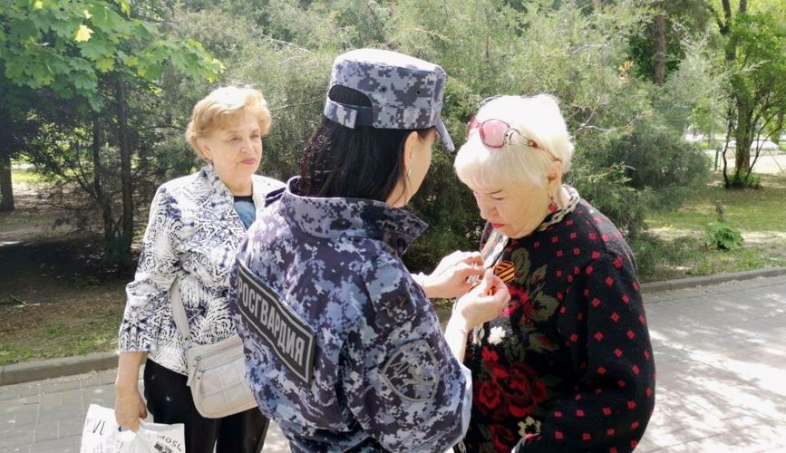 Росгвардейцы провели акцию «Георгиевская ленточка» в городах-героях Волгограде и Севастополе