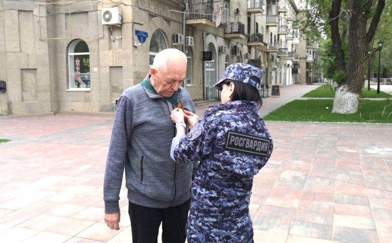 Росгвардейцы провели акцию «Георгиевская ленточка» в городах-героях Волгограде и Севастополе