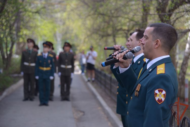 На Урале росгвардейцы поддержали всероссийскую ведомственную акцию «Парад у дома ветерана» (видео)
