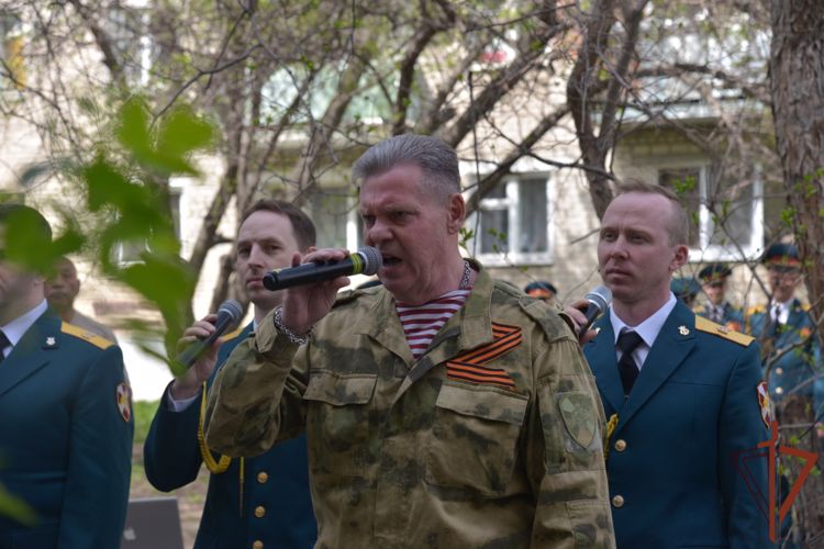 На Урале росгвардейцы поддержали всероссийскую ведомственную акцию «Парад у дома ветерана» (видео)