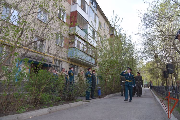 На Урале росгвардейцы поддержали всероссийскую ведомственную акцию «Парад у дома ветерана» (видео)
