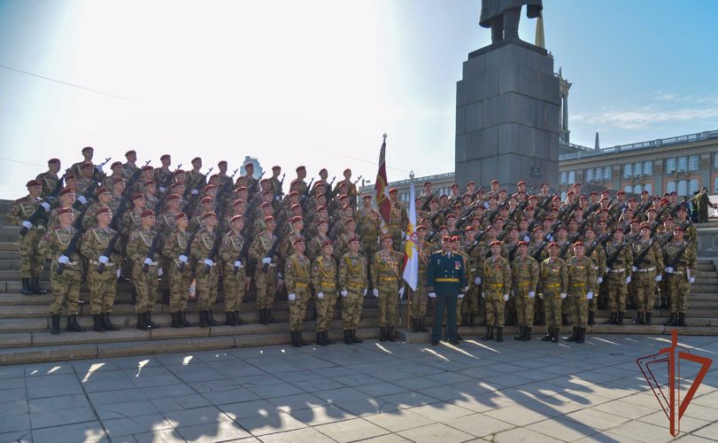 В Уральском округе Росгвардии награждены участники парадного расчета (видео)