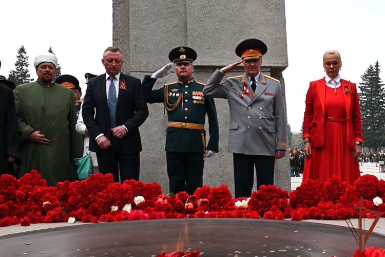 В Сибири росгвардейцы возложили цветы к мемориалам и почтили память погибших героев Великой Отечественной войны в День Победы