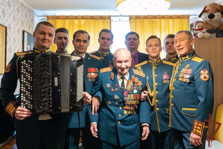 Росгвардейцы поздравили ветеранов войск правопорядка с Днем Победы 