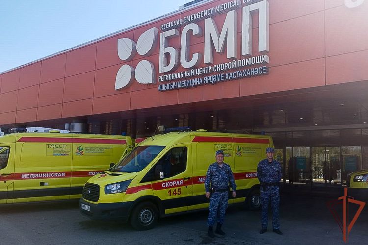  Росгвардейцы спасли жизнь почувствовавшему недомогание пожилому водителю в Набережных Челнах