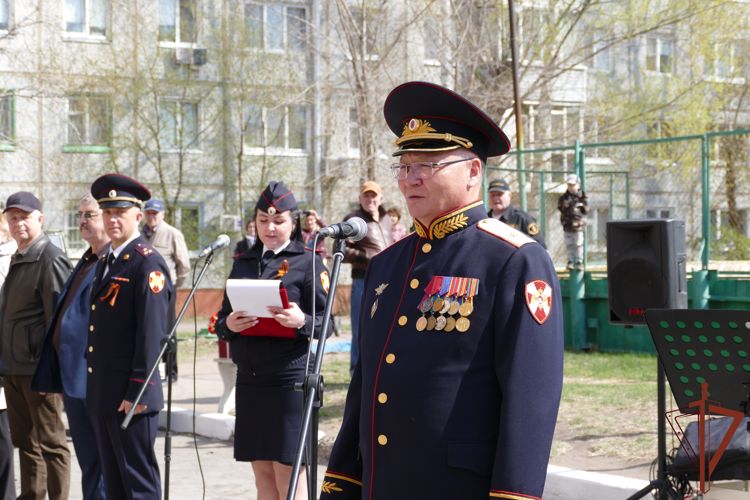 Всероссийскую акцию «Парад у дома ветерана» поддержали росгвардейцы в Омской области