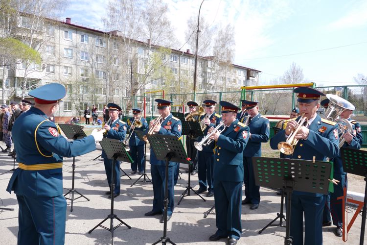 Всероссийскую акцию «Парад у дома ветерана» поддержали росгвардейцы в Омской области