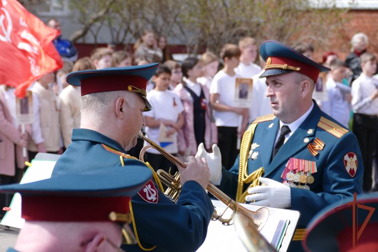 Всероссийскую акцию «Парад у дома ветерана» поддержали росгвардейцы в Омской области