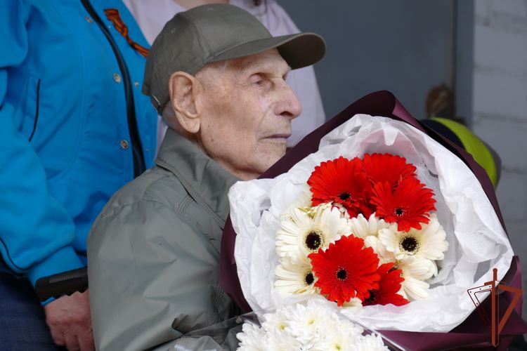 Всероссийскую акцию «Парад у дома ветерана» поддержали росгвардейцы в Омской области