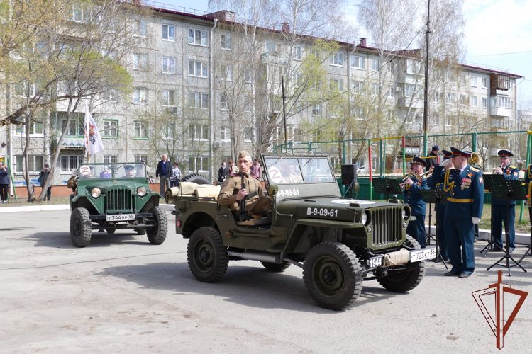 Всероссийскую акцию «Парад у дома ветерана» поддержали росгвардейцы в Омской области
