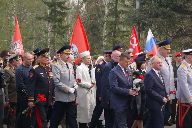 В Сибири росгвардейцы возложили цветы к мемориалам и почтили память погибших героев Великой Отечественной войны в День Победы
