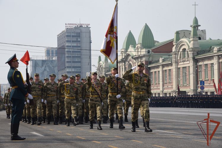 Парадные расчёты Росгвардии прошли торжественным маршем по главной площади Сибири в День Победы