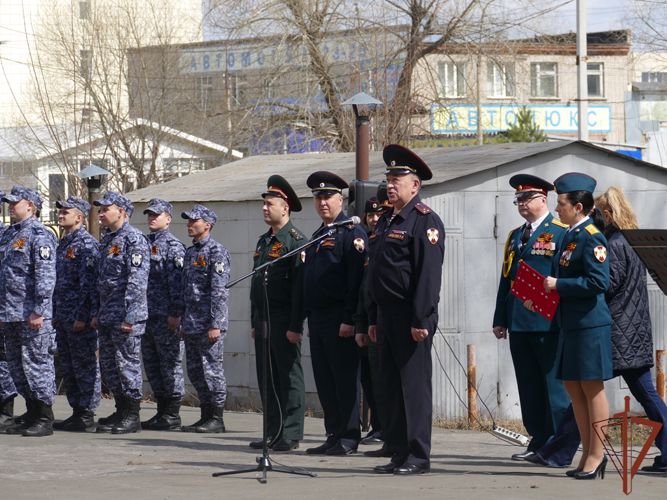 Росгвардейцы из Сибири присоединились к акции «Парад у дома ветерана»