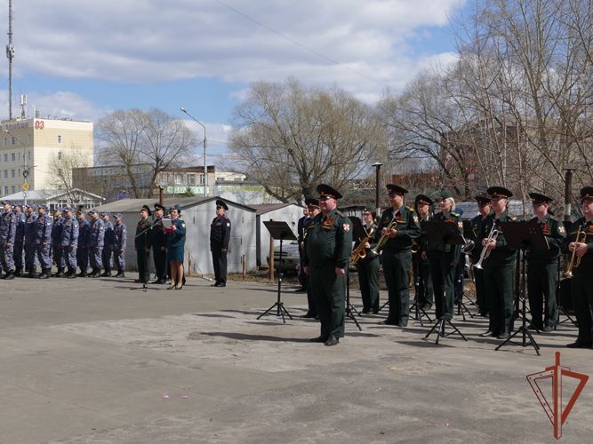 Росгвардейцы из Сибири присоединились к акции «Парад у дома ветерана»