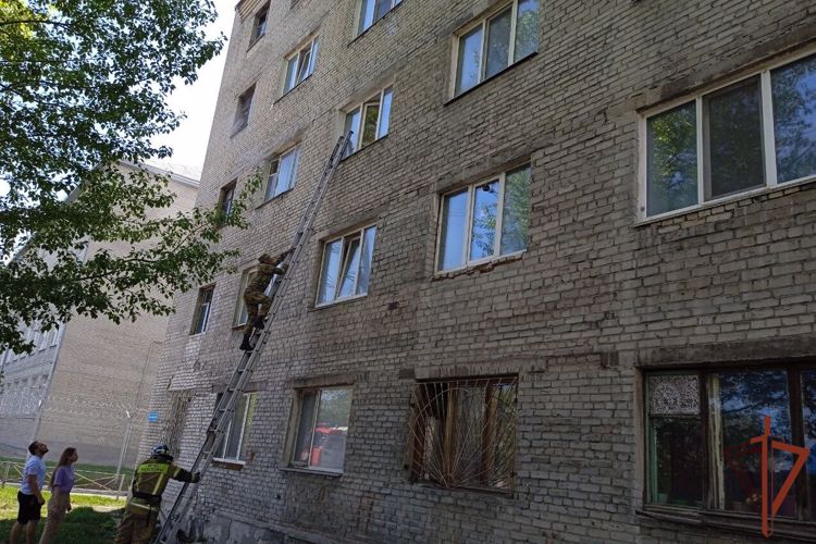 Росгвардейцы спасли женщину с ребенком из горящего здания в Кургане