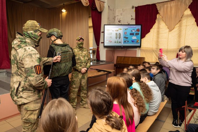 Военнослужащие Росгвардии рассказали школьникам в ЛНР, как вести себя при обнаружении неразорвавшихся боеприпасов