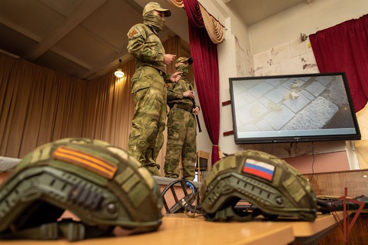 Военнослужащие Росгвардии рассказали школьникам в ЛНР, как вести себя при обнаружении неразорвавшихся боеприпасов
