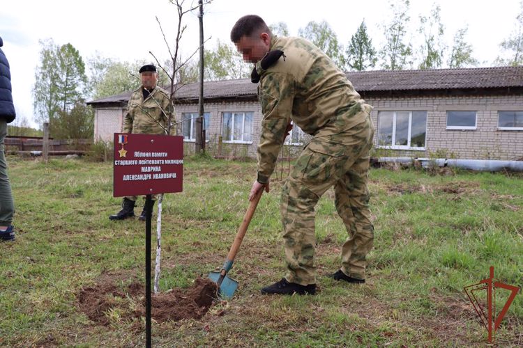 Росгвардейцы из Москвы провели субботник в саду памяти во Владимирской области