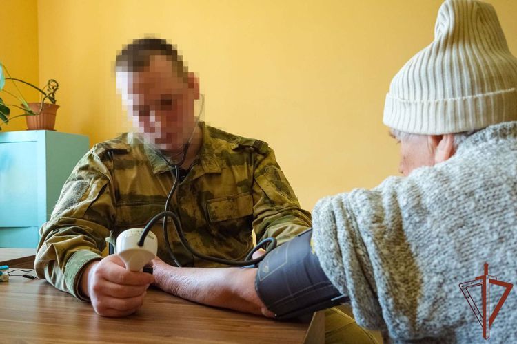 В День медицинской сестры и медбрата росгвардеец навестил жительницу ЛНР, которой спас жизнь (видео)